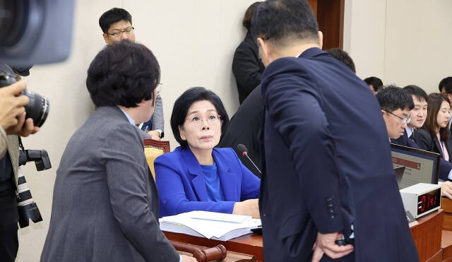 20일 오전 국회 과학기술정보방송통신위원회에서 열린 박장범 KBS 사장 후보자에 대한 사흘째 인사청문회에서 최민희 위원장이 최형두 국민의힘 간사, 김현 더불어민주당 간사와 대화하고 있다. 연합뉴스