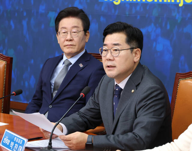 더불어민주당 박찬대 원내대표가 20일 오전 국회에서 열린 최고위원회의에서 발언하고 있다. 왼쪽은 이재명 대표. 연합뉴스