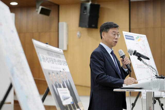 신상진 시장이 20일 성남시청에서 기자회견을 열고 경기남부광역철도사업의 제5차 국가철도망 구축계획과 관련해 입장을 밝히고 있다. 성남시 제공