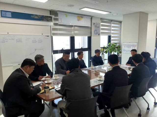 18일 인천 시청 회의실에서 열린 ‘광역버스 운수사 대표 간담회’에서 시민의 불편을 개선하기 위해 운행률 제고 방안을 논의하고 있다. 인천시 제공