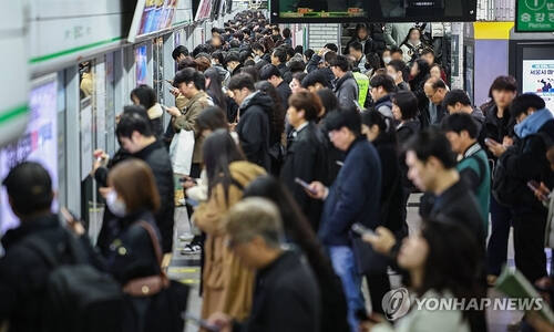 20일 오전 서울지하철 1~8호선을 운영하는 서울교통공사 노동조합이 총파업을 예고하며 준법운행을 시작한 서울 구로구 신도림역 플랫폼이 지하철을 기다리는 시민들로 붐비고 있다. 연합뉴스