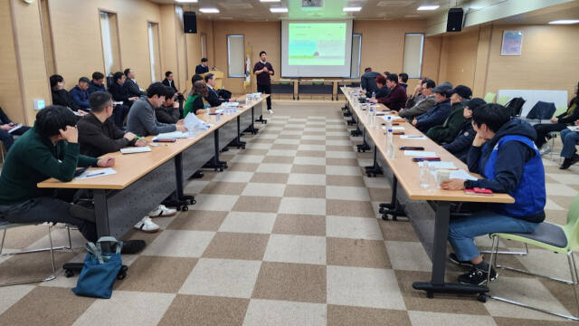 20일 인천 중구 연안동 행정복지센터에서 인천항만공사(IPA) 관계자가 주민들에게 스마트 오토밸리 사업 관련 주민 요구사항에 대해 입장을 설명하고 있다. 이병기기자