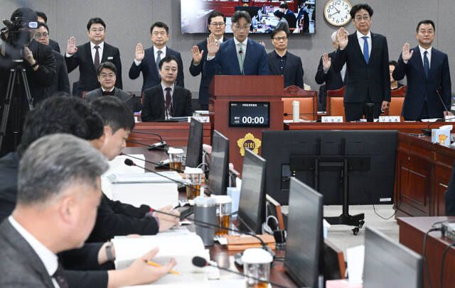 20일 오전 경기도의회 운영위원회의 경기도지사 비서실과 경기도지사·경제부지사 보좌기관, 경기도교육감 비서실, 경기도교육감 소속 홍보기획관을 대상으로 행정 사무감사에서 증인들이 선서를 하고 있다.조주현기자
