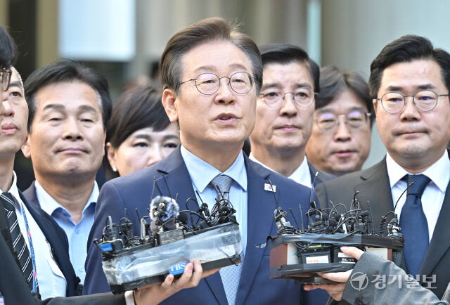 이재명 더불어민주당 대표가 15일 서울 서초구 서울중앙지방법원에서 열린 '공직선거법 위반혐의' 1심 선고 공판에서 징역 1년, 집행유예 2년을 선고 받은 뒤 법원에 나서서 입장을 밝히고 있다. 홍기웅기자