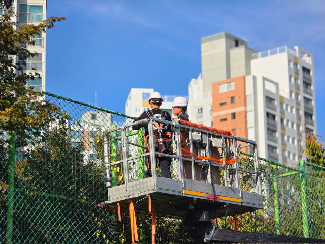 의정부도시공사 직원들이 관내 체육시설 안전점검을 하고 있다. 의정부도시공사 제공