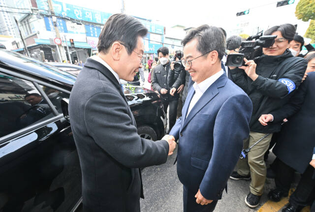 더불어민주당 이재명 대표와 김동연 경기도지사가 21일 오전 수원시 팔달구 못골종합시장에서 만나 인사하고 있다. 윤원규기자