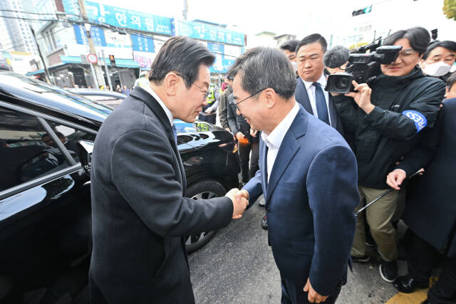더불어민주당 이재명 대표와 김동연 경기도지사가 21일 오전 수원시 팔달구 못골종합시장에서 만나 인사하고 있다. 윤원규기자