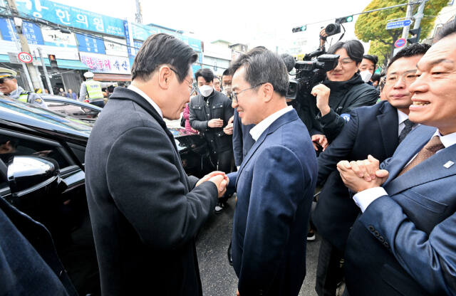 더불어민주당 이재명 대표와 김동연 경기도지사가 21일 오전 수원시 팔달구 못골종합시장에서 만나 인사하고 있다. 윤원규기자