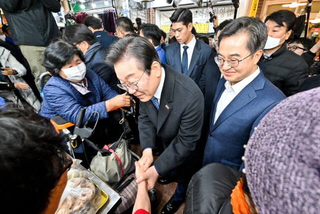 더불어민주당 이재명 대표와 김동연 경기도지사가 21일 오전 수원시 팔달구 못골종합시장을 방문해 상인들과 인사하고 있다. 윤원규기자
