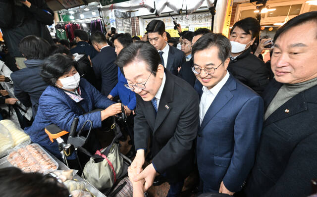 더불어민주당 이재명 대표와 김동연 경기도지사가 21일 오전 수원시 팔달구 못골종합시장을 방문해 상인들과 인사하고 있다. 윤원규기자