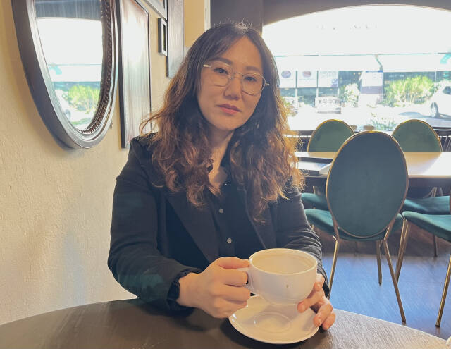 인천에서 활동하는 가수 노화정씨가 경기일보와 인터뷰를 진행하고 있다. 김샛별기자