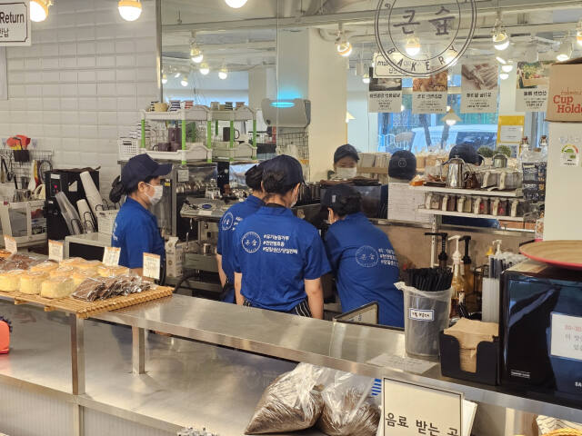도내 아동그룹홈에 입소한 학생들이 경기도 아동그룹홈 지원센터가 자기개발지원사업으로 진행한 바리스타 교육을 받고 있다. 경기도 아동그룹홈 지원센터 제공