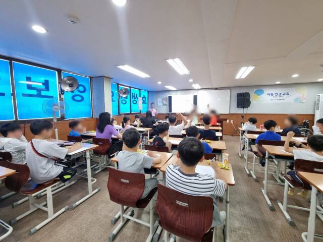 경기도 아동그룹홈 지원센터 관계자들이 관내 그룹홈 아동들을 대상으로 교육을 실시하고 있다. 경기도 아동그룹홈 지원센터 제공