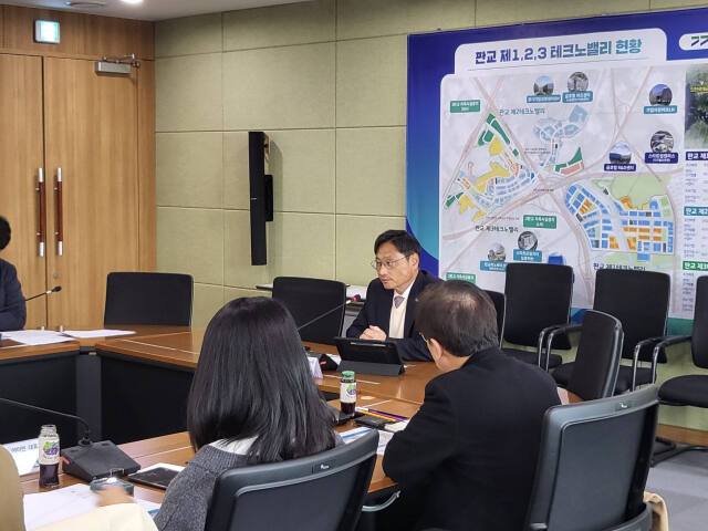 경기도가 지난 20일 주최한 ‘주4.5일제 기업 간담회’에서 오후석 행정2부지사가 기업들의 의견을 경청하고 있다. 경기도 제공.