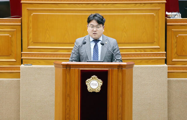 채진기 안양시의원이 시정질문을 하고 있다. 안양시의회 제공