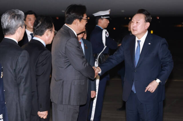 윤석열 대통령이 21일 31차 아시아태평양경제협력체(APEC) 및 19차 주요 20개국(G20) 정상회의 일정을 마친 뒤 성남 서울공항에 도착, 전용기인 공군 1호기에서 내려 마중 나온 정진석 비서실장과 인사하고 있다. 연합뉴스