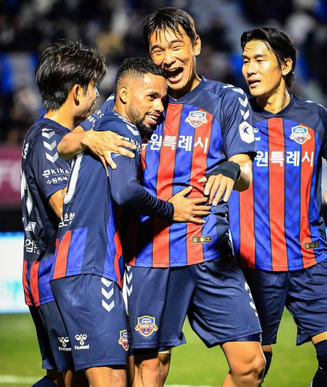 수원FC가 23일 오후 2시 울산 문수경기장에서 열리는 프로축구 ‘하나원큐 K리그1 2024’ 울산과 최종전서 승리로 유종의 미를 거두겠다는 각오다.수원FC 제공