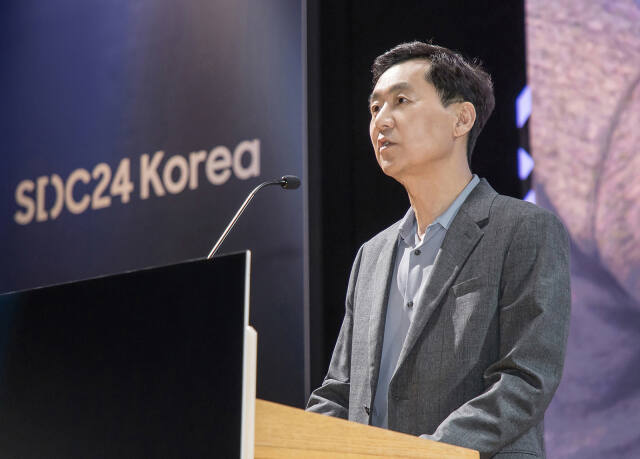 21일 진행된 '삼성 개발자 콘퍼런스 코리아 2024'에서 삼성전자 DX부문 최고기술책임자(CTO) 겸 삼성리서치장 전경훈 사장이 환영사를 하고 있다. 삼성전자 제공