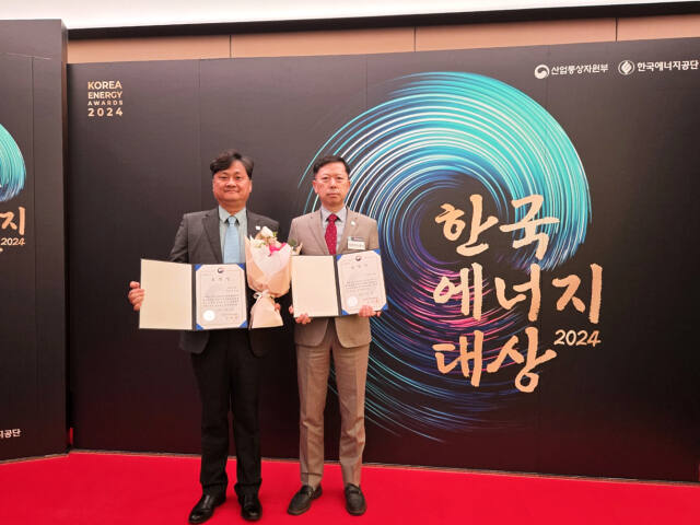 지난 18일 더플라자 호텔 서울에서 열린 2024년도 한국에너지대상 유공자 포상에서 기관·개인부문에서 산업통상자원부 장관 표창을 수상한 양주도시공사 관계자들이 기념촬영을 하고 있다. 양주도시공사 제공