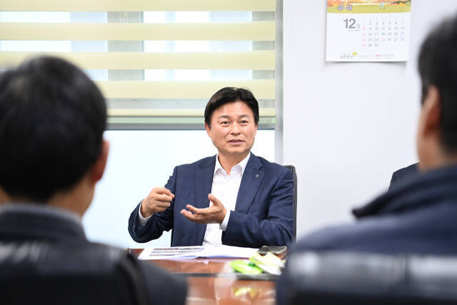조용익 부천시장이 지난 19일 ‘중소유통공동도매물류센터’ 시설을 둘러보고, 수퍼마켓협동조합원과 대화하고 있다. 부천시 제공