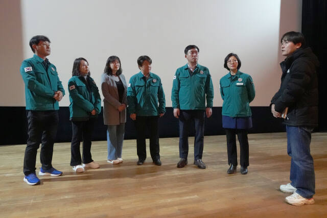 하남문화재단을 찾아 주요 현안을 보고 받고 있는 하남시의회 자치행정위원회. 하남시의회 제공