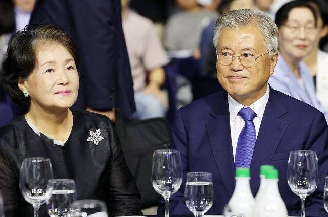 19일 오후 광주 서구 김대중컨벤션센터 다목적홀에서 열린 '9·19 평양공동선언 6주년 기념식'에서 문재인 전 대통령이 기념식을 바라보고 있다. 연합뉴스