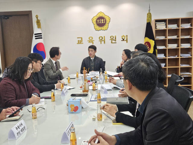 이용창 인천시의회 교육위원장(국민의힘·서구2)은 최근 ‘루원시티 중심 상업3·4용지와 루원복합청사의 정상화 추진’을 주제로 시의회 교육위 사무실에서 주민 소통 간담회를 했다. 시의회 제공
