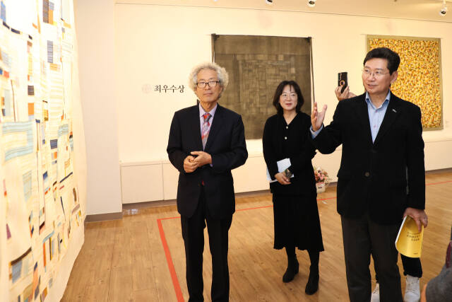 지난 16일 오후 용인문화예술원 국제회의실에서 열린 대한민국 규방문화대전에 참석한 이상일 용인특례시장 등 관계자들이 작품을 둘러보고 있다. 용인문화원 제공