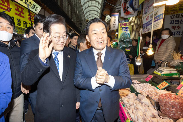 이재준 수원시장이 21일 민주당 이재명 대표와 영동시장을 둘러보고 있다. 수원시 제공