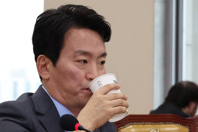 박장범 KBS 사장 후보자가 20일 오전 국회 과학기술정보방송통신위원회에서 열린 사흘째 인사청문회에서 위원 질의에 답한 뒤 물을 마시고 있다. 연합뉴스
