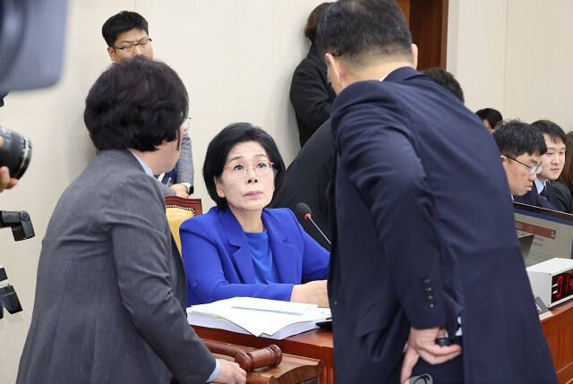 20일 오전 국회 과학기술정보방송통신위원회에서 열린 박장범 KBS 사장 후보자에 대한 사흘째 인사청문회에서 최민희 위원장이 최형두 국민의힘 간사, 김현 더불어민주당 간사와 대화하고 있다. 연합뉴스