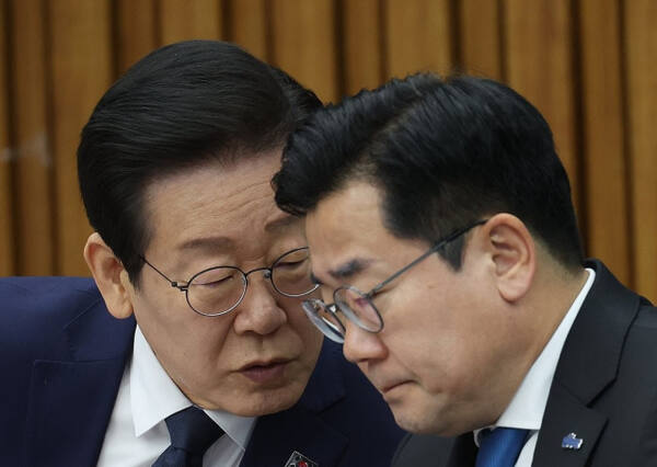 더불어민주당 이재명 대표와 박찬대 원내대표가 22일 국회에서 열린 제1차 확대간부회의에서 대화를 하고 있다. 연합뉴스
