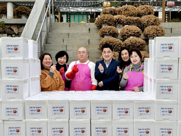 의왕시 청계사는 직접 기른 배추와 무로 담근 김장김치 200상자를 어려운 이웃에 전달했다. 의왕시 제공