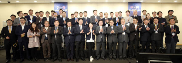 지난 14일 인천경제자유구역청과 주한 중국대사관이 주최한 ‘한-중 미래첨단산업 포럼’ 참석자들이 토론 등을 한 뒤 기념촬영을 하고 있다. 인천경제청 제공