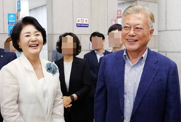 지난 6월19일 광주예술의전당을 방문할 당시 문재인 전 대통령과 김정숙 여사. 연합뉴스