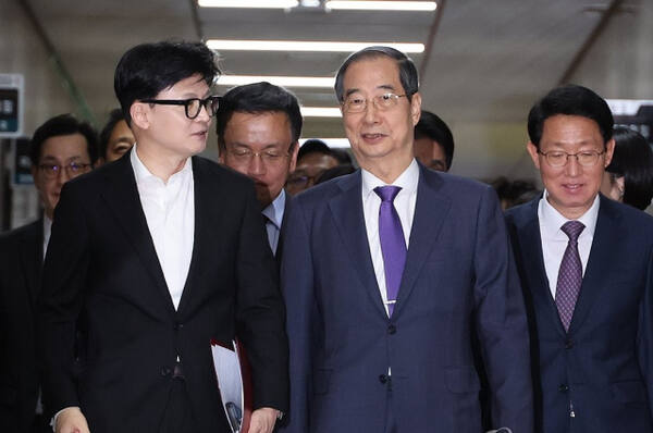 한덕수 국무총리와 국민의힘 한동훈 대표(왼쪽)가 22일 오후 서울 여의도 국회에서 열린 민생경제 점검 당정협의회에 참석하며 대화하고 있다. 연합뉴스