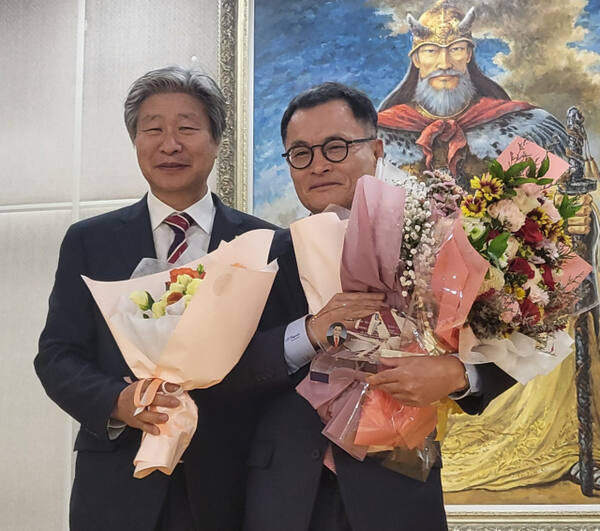 2024 경기도검도회 유공자 시상식서 김제휴 수석부회장이 검도 발전을 위해 헌신한 김두현 경기도검도회장(오른쪽)에게 특별감사패를 전달한 뒤 기념촬영을 하고 있다.황선학기자