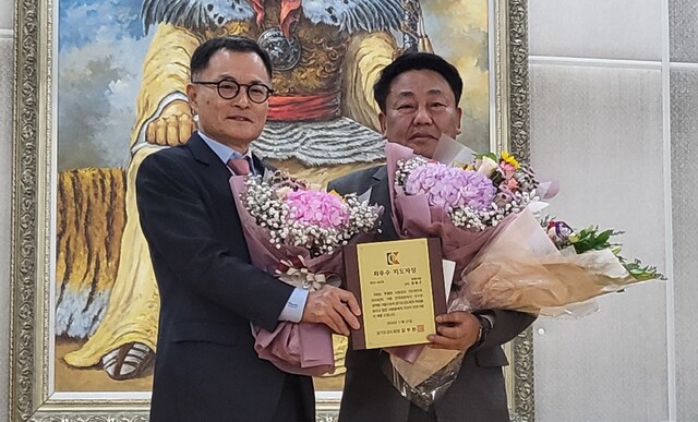 ‘2024 경기도검도회 표창식 겸 검도인의 밤’서 2년 연속 최우수지도자상을 수상한 정병구 광명시청 감독(오른쪽)이 시상식 후 김두현 회장과 기념촬영을 하고 있다.황선학기자