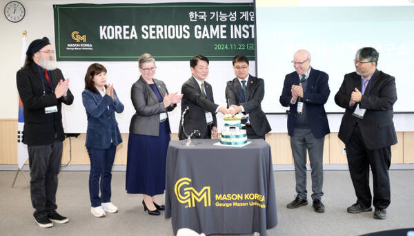 22일 열린 한국조지메이슨대학교 한국기능성게임연구소 개소식에서 관계자들이 기념 촬영을 하고 있다. 인천경제청 제공