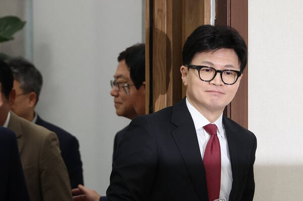 국민의힘 한동훈 대표가 21일 오전 서울 여의도 국회에서 열린 최고위원회의에 참석하고 있다. 2