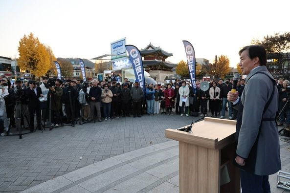 조국 대표가 22일 개최한 전주 풍남문광장에서 열린 탄핵다방 4호점, 조 대표는 쌀쌀한 날씨에도 많은 시민들이 참여했다고 밝혔다. 조국 대표 페이스북 글 발췌.