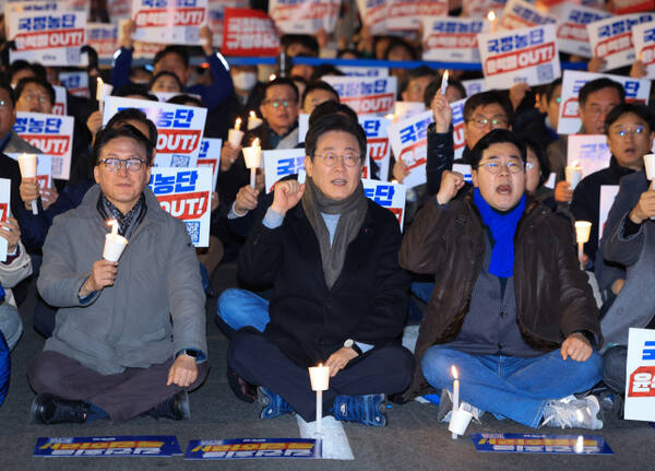 더불어민주당 이재명 대표(가운데), 박찬대 원내대표 등이 23일 오후 서울 종로구 광화문에서 열린 김건희·윤석열 국정농단 규탄·특검 촉구 장외집회에서 구호를 외치고 있다. 연합뉴스