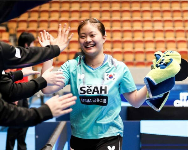 2024 국제탁구연맹(ITTF) 세계청소년선수권대회 여자 단체전 중국과의 준결승전서 사상 첫 3대2 승리에 앞장선 유예린(화성도시공사)이 5단식 승리 후 코칭스태프, 동료 선수들과 하이파이브를 하며 기뻐하고 있다.연합뉴스