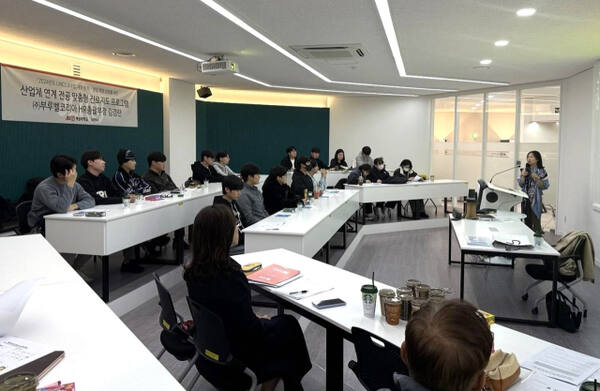 재능대학교의 ‘산업체 연계 전공 맞춤형 진로취업 프로그램’ 참여자들이 설명을 듣고 있다. 재능대 제공