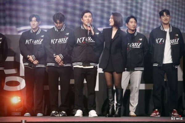 지난 23일 수원 컨벤션센터에서 진행한 프로야구 KT 위즈의 팬 페스티벌에서 새롭게 팀에 합류한 내야수 허경민이 팬들에게 인사를 하고 있다.KT 위즈 제공
