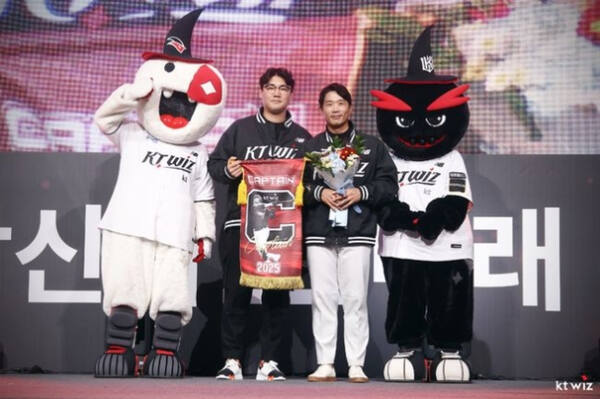 프로야구 KT 위즈 팬 페스티벌 ‘주장 이·취임식’에서 새로운 주장 장성우(왼쪽)와 전임 박경수가 기념촬영을 하고 있다.KT 위즈 제공