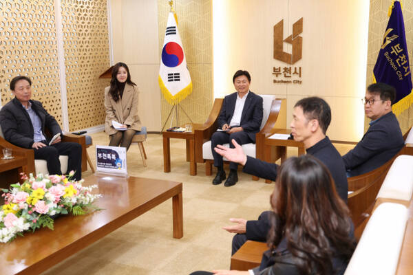 조용익 부천시장이 지난 21일 관내 외식업계 자영업자들과 만나 시정에 관한 질의응답을 하고 있다. 부천시 제공
