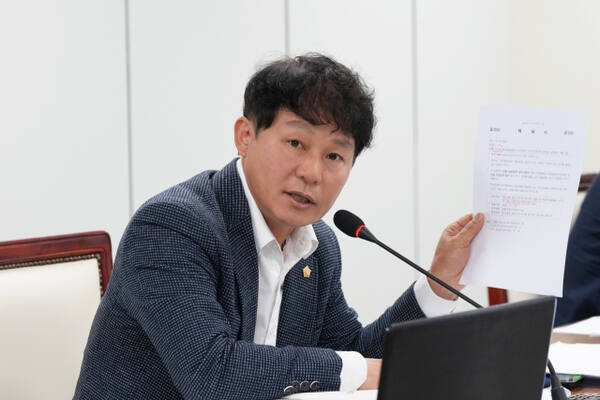 하남시 주민참여 예산제 운용 실태를 지적하고 있는 하남시의회 정병용 의원. 하남시의회 제공