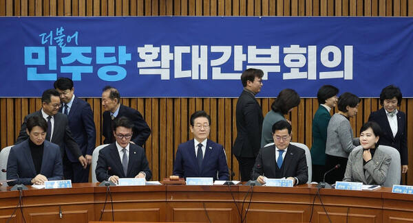 더불어민주당 이재명 대표와 박찬대 원내대표 등이 22일 국회에서 열린 제1차 확대간부회의 시작 전 기념촬영을 마치고 자리를 정돈하고 있다. 연합뉴스