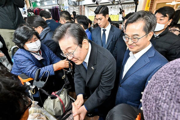 더불어민주당 이재명 대표와 김동연 경기도지사가 지난 21일 오전 수원시 팔달구 못골종합시장을 방문해 상인들과 인사하고 있다. 연합뉴스